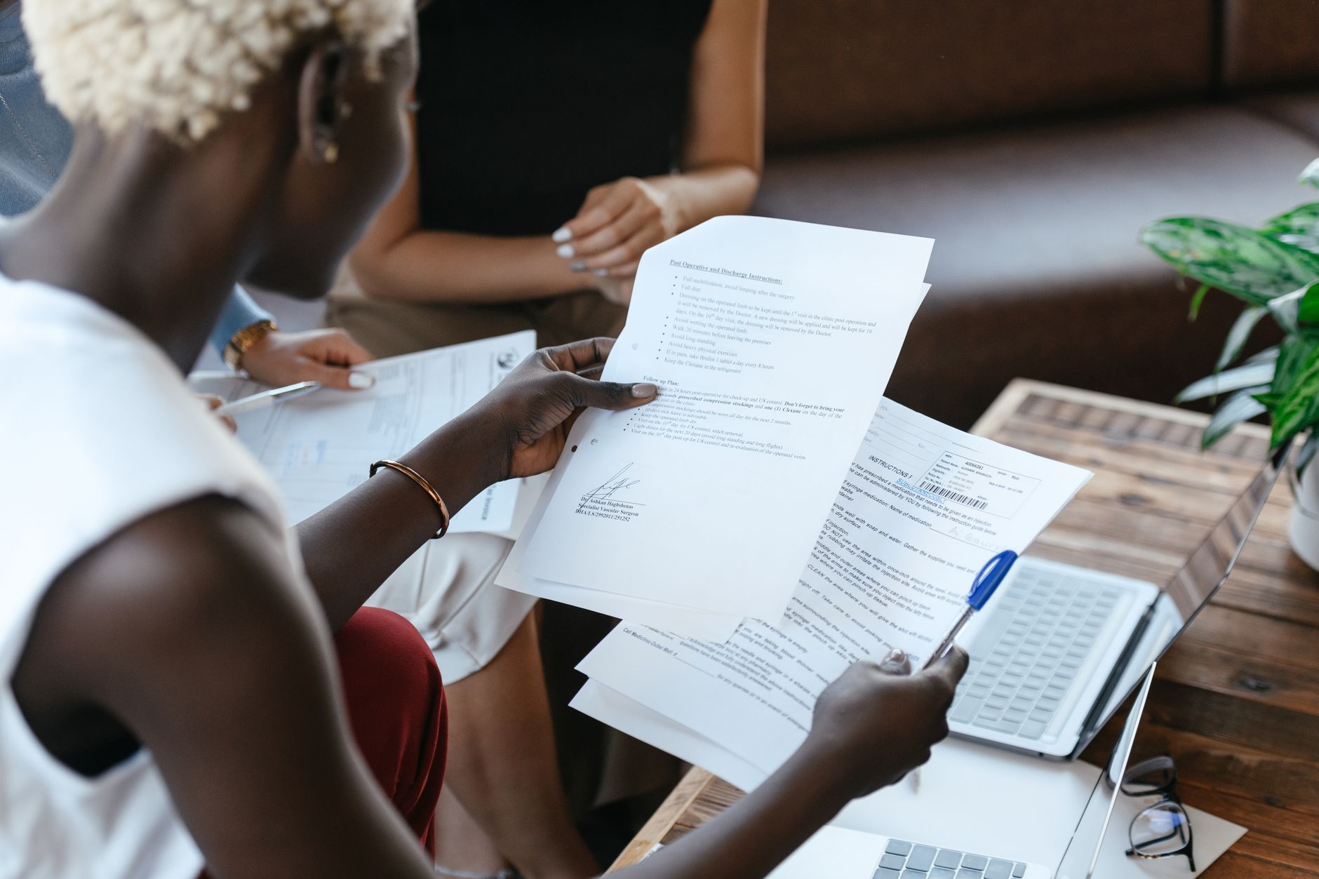 Bovenaanzicht van iemand die twee stapels papieren naast elkaar legt