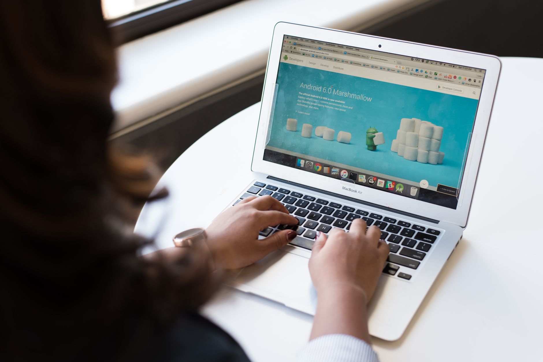 Vrouw voert een webshop check uit op laptop met kleurrijke webpagina