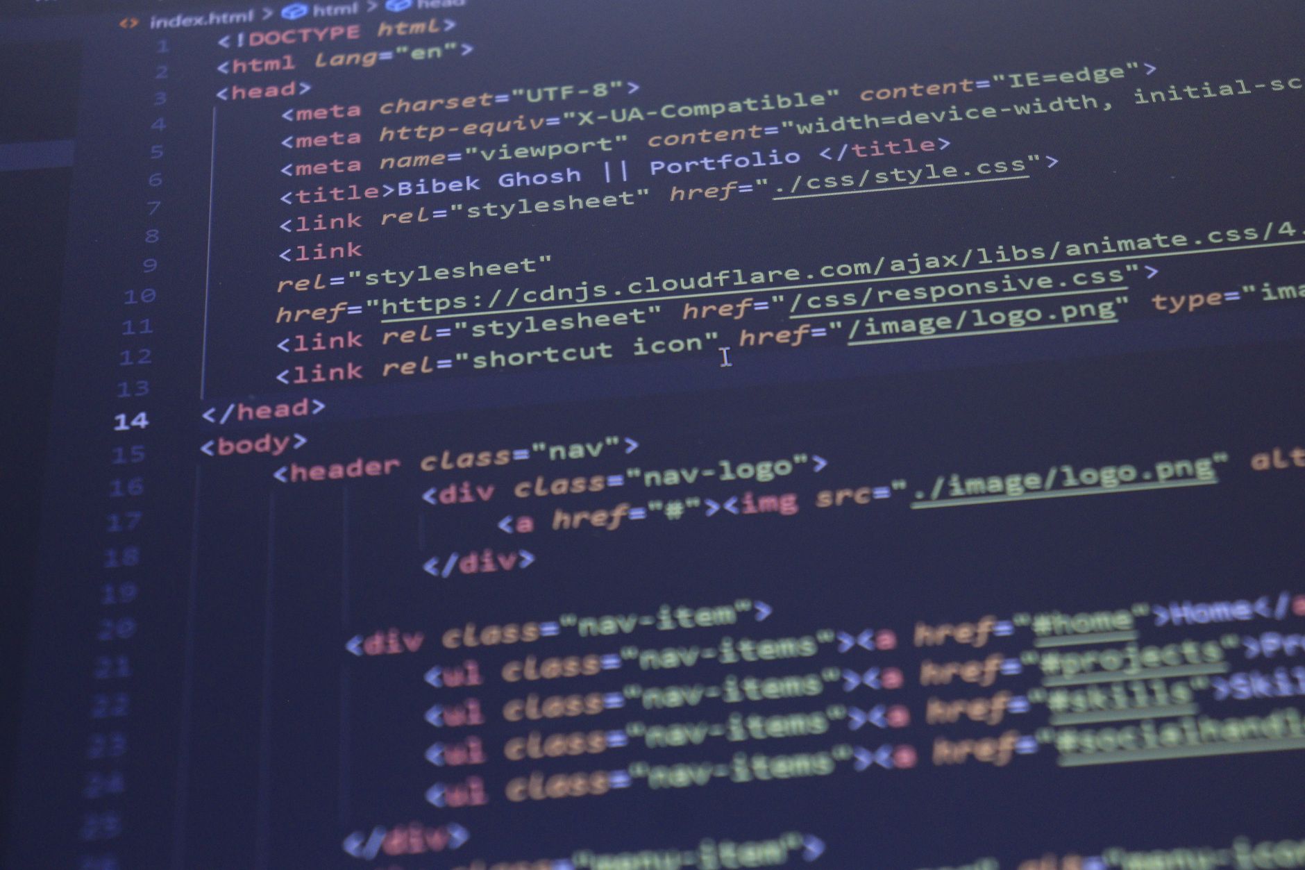 HTML-broncode met meta-tags en links op een donker beeldscherm
